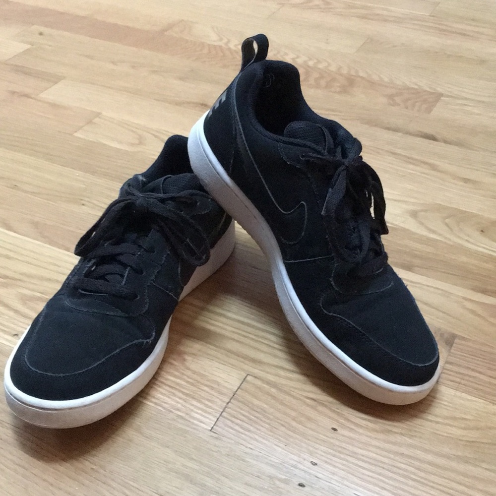Women’s size 10 black Nike sneakers 👟
